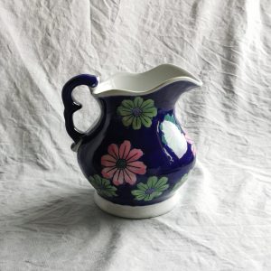 Blå karaff med blommor