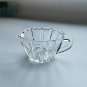 Liten mjölkkanna i glas